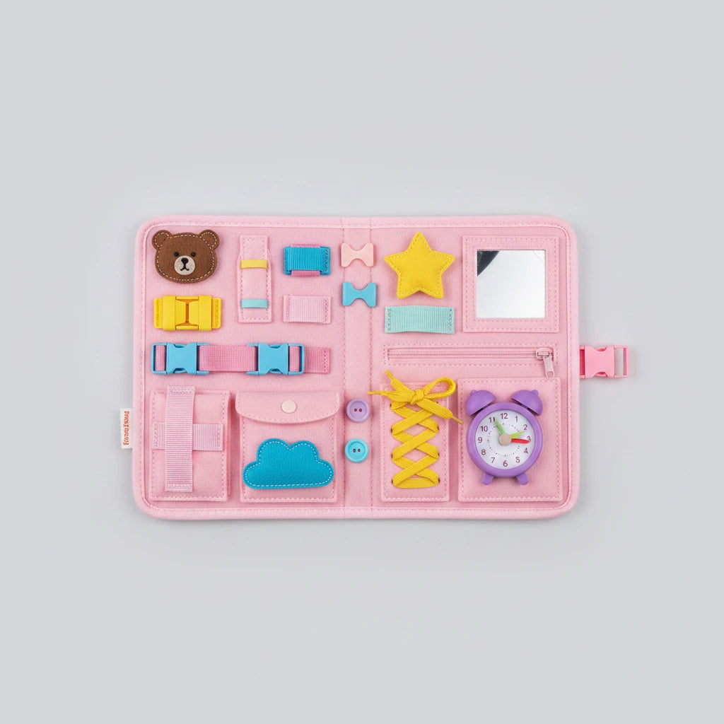 Tableau sensoriel Montessori pour bébé Petit Trésor, jouet éducatif en bois avec boutons, fermetures et textures pour la motricité fine.