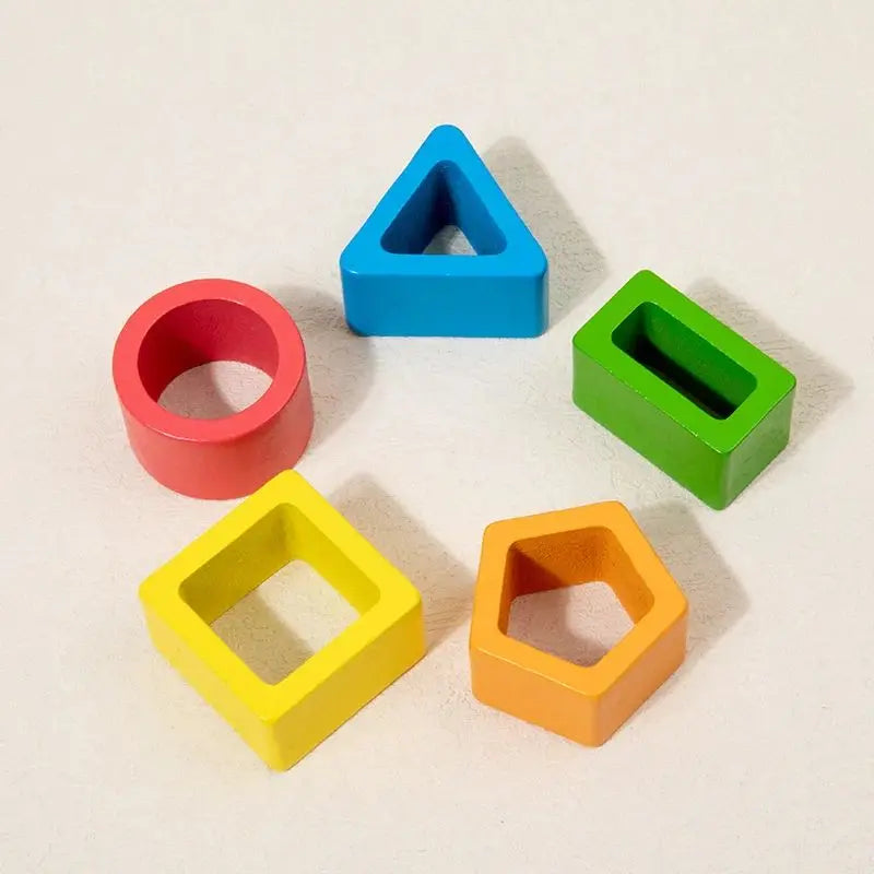 Jouet Montessori en bois Petit Trésor avec blocs à empiler pour trier formes et couleurs, éducatif et coloré.
