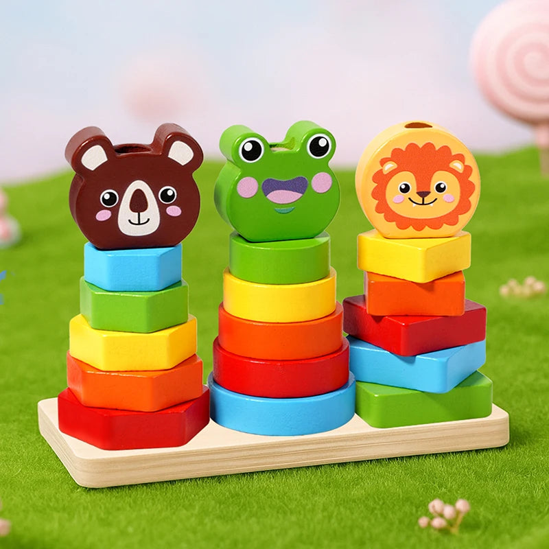 Jouet Montessori en bois Petit Trésor avec blocs à empiler pour tri des formes et des couleurs, sur une surface en bois.