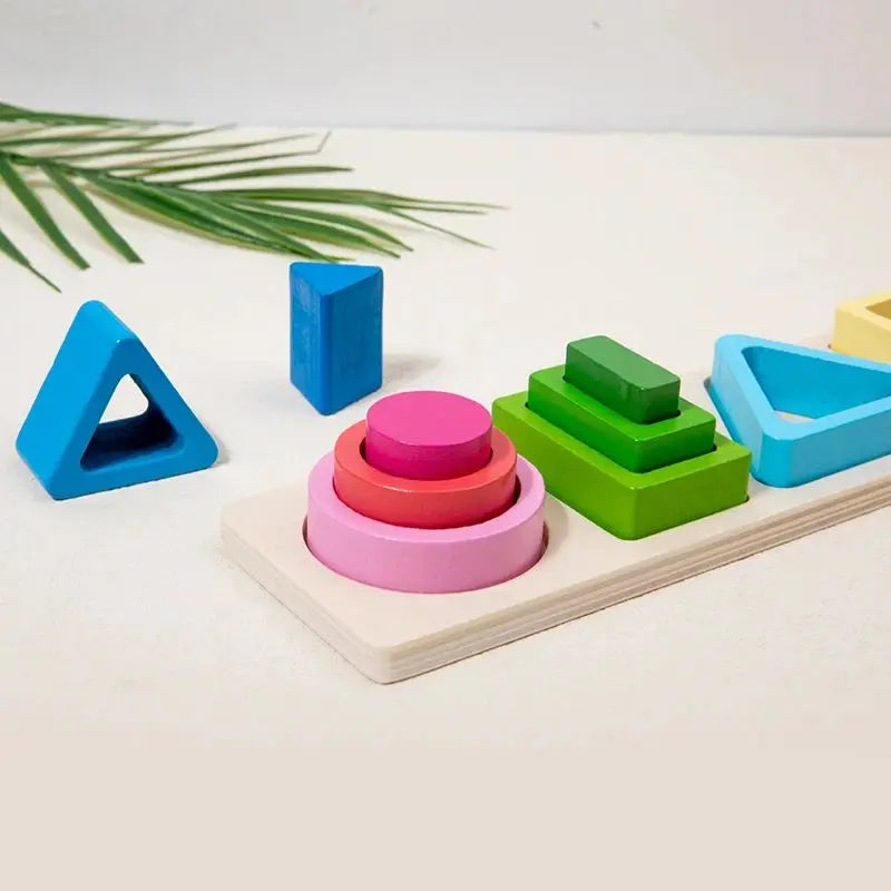 Jouet Montessori en bois Petit Trésor avec blocs colorés pour trier formes et couleurs, idéal pour l'apprentissage des enfants.