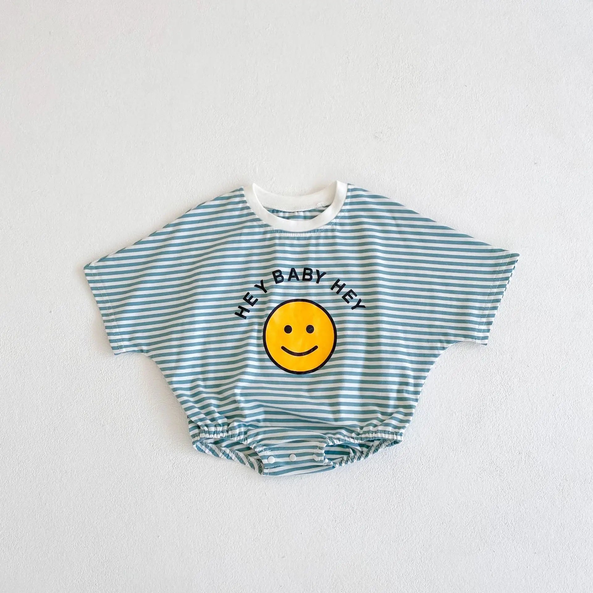 T-shirt pour bébé Petit Trésor, léger et confortable, idéal pour l'été, en coton doux avec motif coloré.