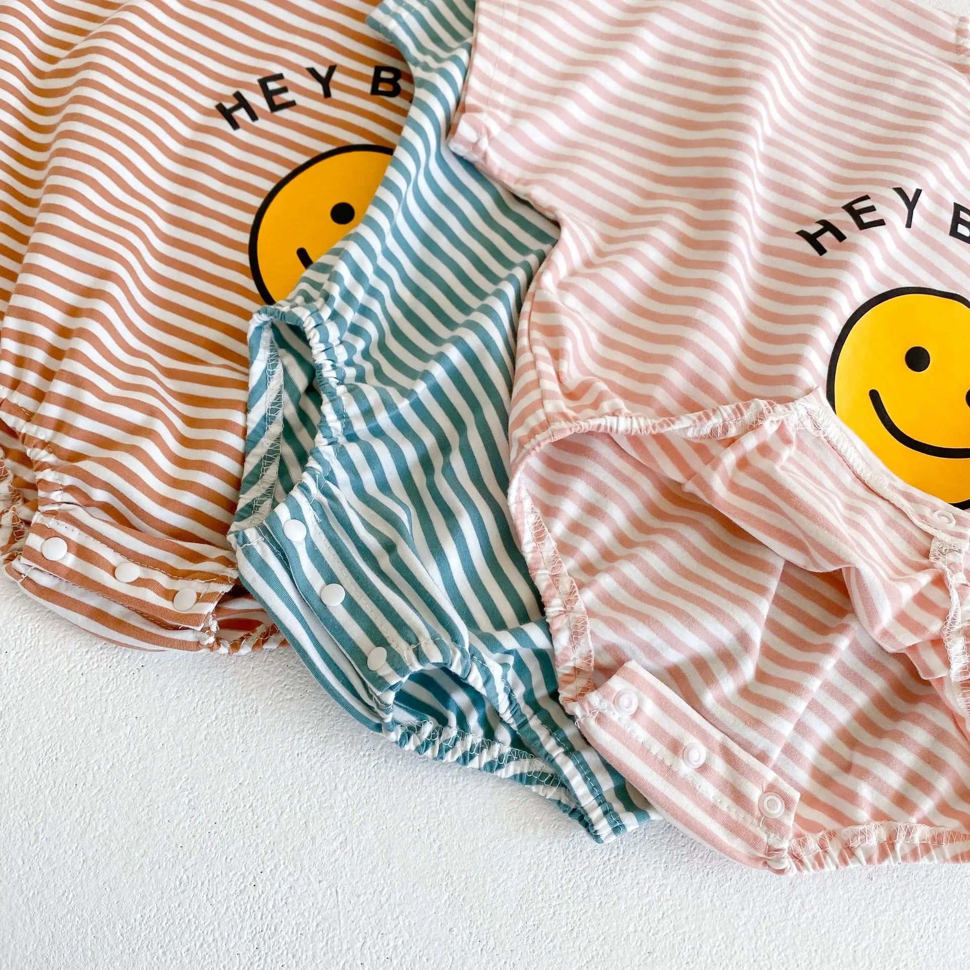 T-shirt bébé été Petit Trésor en coton léger, confortable, avec motif coloré pour enfant.