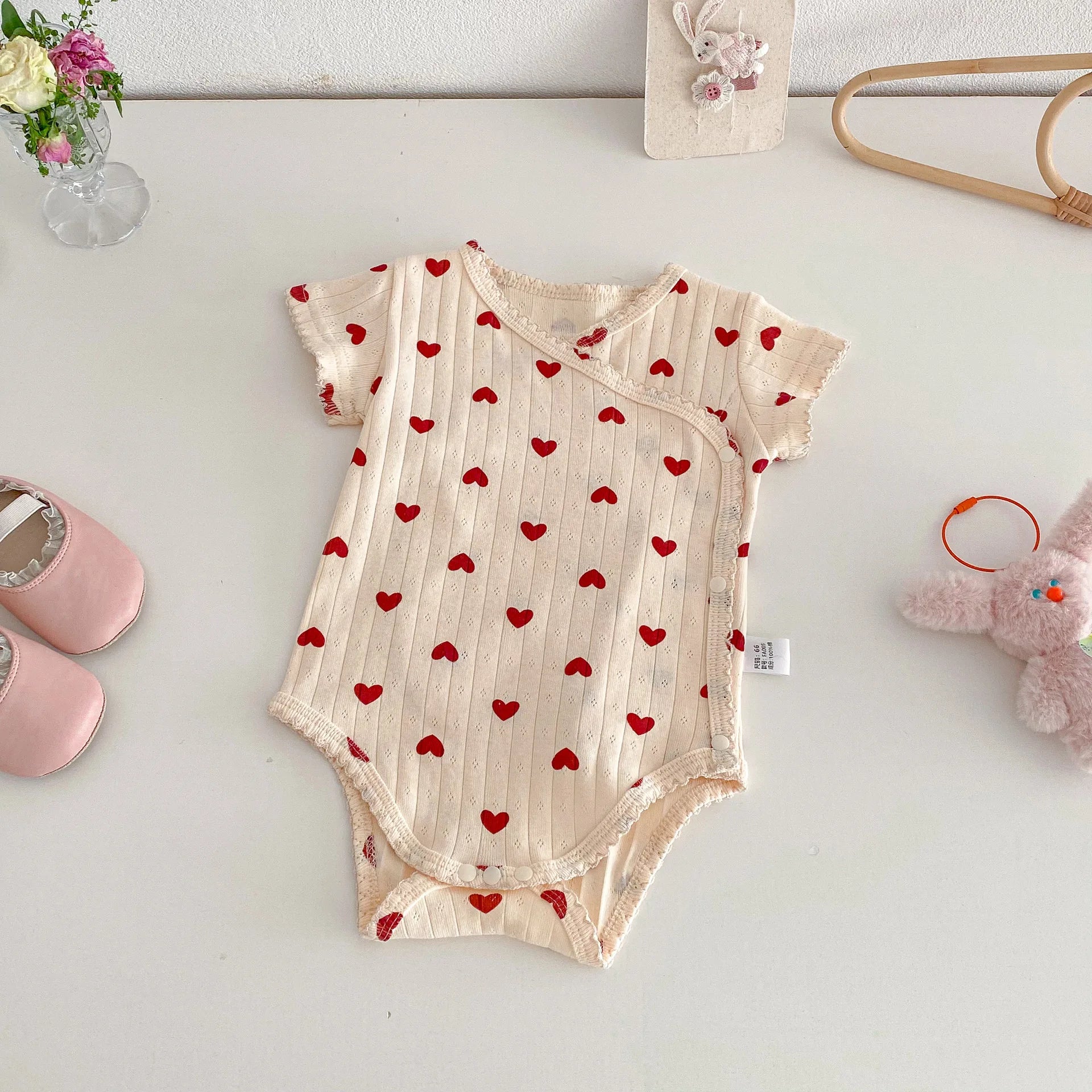 Body bébé Petit Trésor en coton avec motif cœur, douceur et élégance pour les petites princesses, parfait pour la peau sensible.