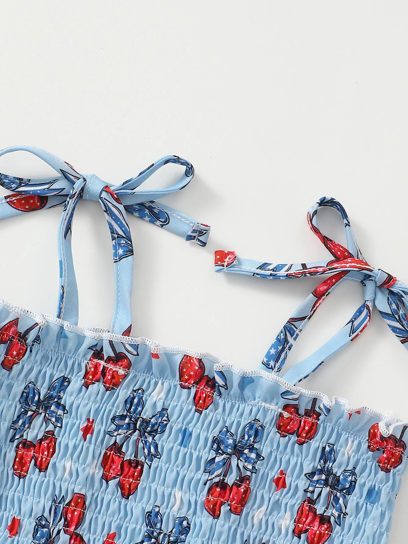 Barboteuse pour bébé fille Petit Trésor avec imprimé cerises, vêtement d'été léger et adorable pour bébé.